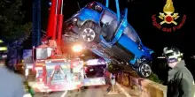 Incidente a Como, auto cade nel lago dopo un frontale: morto un uomo, grave la donna con lui. Fuggito l'automobilista che ha causato lo scontro