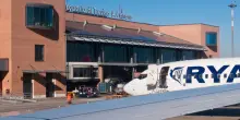 Ryanair, volo in ritardo di 11 ore. La passeggera fa causa: rimborso da 400 euro, ma deve pagarne 200 di spese legali