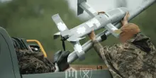 I droni intercettori ucraini avvolti da fogli di alluminio e nastro adesivo, come funziona il sistema fai da te contro i raid russi