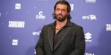 Can Yaman: &laquo;Ho i piedi davvero grossi, non lo dico per vantarmi. Non trovo mai le scarpe che mi piacciono&raquo;