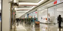 Colpo dei rapinatori armati nella gioielleria del centro commerciale: banditi in fuga tra i clienti terrorizzati