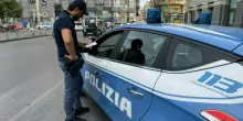 Scippa una donna, non si ferma all'alt e travolge poliziotto: fermato dopo la fuga