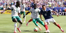 Francia-Senegal, rigore negato a Mbapp&eacute;: l'arbitro richiamato al Var resta della sua decisione, cosa &egrave; successo