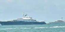 Al Mirqab, il super yacht da sogno da 300 milioni a Ostia: piscina, 13 suite e 55 maggiordomi, tutti i lussi a bordo