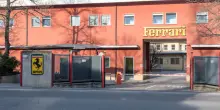 Operaio della Ferrari licenziato per atti persecutori verso collega: tradiva la moglie con lei, poi ha iniziato a tormentarla