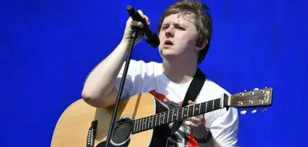 Lewis Capaldi, scaletta concerto a Milano. Il ritorno in Italia a Fiera Milano Live: orari, parcheggi e come arrivare