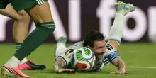 &laquo;Messi graziato, andava espulso&raquo;. Polemica sui social per il fallo nel primo tempo che poteva trasformare la sua serata