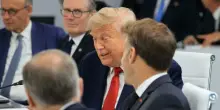Trump show al G7, in riunione esclama: &laquo;Il capo sono io&raquo;. Dall'entusiasmo per Versailles alla maglia della Germania, le sortite del tycoon