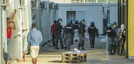 Migranti, ok Eurocamera a stretta sui rimpatri. Meloni: &laquo;Successo per l'Italia, &egrave; strada del modello Albania&raquo;