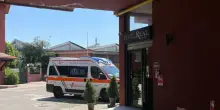 Ragazza di 25 anni trovata morta in un hotel, nella stanza tracce di alcol e cocaina: si cerca l'uomo che era con lei