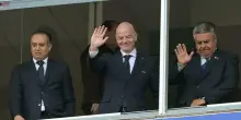&laquo;Come fa Infantino a vedere tutte le partite dei Mondiali?&raquo;. I jet privati di lusso, gli hotel e le ire ambientaliste. Il piano del numero uno del calcio