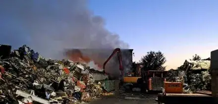 Incendio a Livorno oggi: fumo nella zona industriale, scuole chiuse e prima prova di Maturit&agrave; confermata