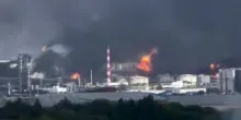 Russia, la guerra arriva a Mosca. Maxi attacco ucraino con i droni: a fuoco una raffineria di petrolio di Gazprom, caos aeroporti