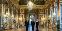 Trump a Versailles con Macron: il menu stellato, il broncio di Brigitte e l'entusiasmo del tycoon. &laquo;Qui &egrave; pieno d'oro&raquo;