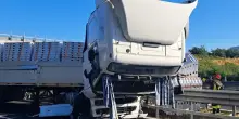 Tir contro barriera autostrada, occupanti sbalzati all'esterno: choc nel Casertano