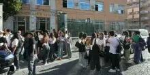Metro guasta a Napoli nel giorno della maturit&agrave;, la corsa contro il tempo degli studenti per non perdere l'esame