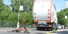Investito da un camion dei rifiuti mentre era in bici, morto undicenne a Reggio Emilia: inutili i tentativi di rianimazione