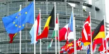 &laquo;Rimandateli indietro&raquo;. Cori degli eurodeputati di destra dopo il voto sui rimpatri, ecco cosa &egrave; successo in Aula