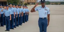Focolaio di influenza nella base militare Usa, 159 reclute ammalate. Hegseth aveva abolito l'obbligo vaccinale