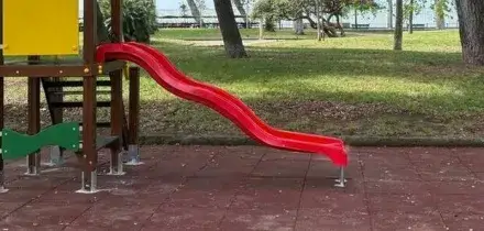 Tenta di strangolare un bambino al parco davanti alla mamma: 29enne bloccato da passante e arrestato