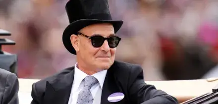 Stanley Tucci a sorpresa al Royal Ascot: il giro in carrozza e la corsa dei cavalli vista insieme a Carlo III e Camilla