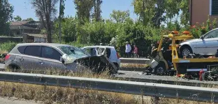 Incidente sulla Pontina, coinvolti tre automezzi: un morto, 5 feriti, grave un neonato