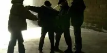 Sassi, bottiglie e rifiuti contro anziani e disabili nei raid in monopattino: perquisita la baby gang che filmava le persecuzioni e gli insulti per TikTok