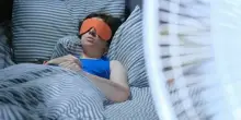 Caldo, notti tropicali con 28 gradi: i consigli per dormire bene. Dalle lenzuola alla cena ai ventilatori (che non sempre servono)