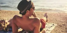 Abbronzatura perfetta? Tutti i segreti per prendere il sole (senza rischi): creme, nei, tatuaggi