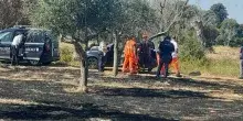 Le fiamme non gli lasciano scampo: muore nell'incendio di sterpaglie, amico ustionato