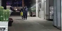 Pompei, raid al mercato dei fiori: accoltellato alle gambe per aver difeso il padre