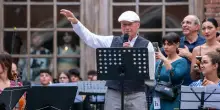 Dopo ?La tempesta silenziosa? a Roma, Baricco torna in piazza, a Firenze con ?La Traviata da cortile?: gli spettatori brindano con gli artisti
