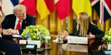 &laquo;Attacco a Meloni arma di distrazione dall'Iran e dai danni all'economia&raquo;. Trump scaricato dagli americani?