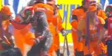 Bezzecchi squalificato dal Gp di Brno, schiaffo a un marshall dopo la caduta nella Sprint: cosa &egrave; successo