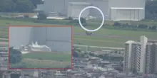 Aereo militare misterioso in Giappone: giallo sul velivolo coperto da un telo bianco nella base degli esperimenti