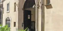 Roma, esplosione in una casa del centro storico: un ferito. Dieci evacuati, chiusa anche via dei Coronari