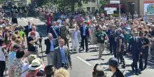 Meloni a sorpresa sfila con gli Alpini, il blitz della premier dopo lo scontro con Trump (e il messaggio non solo al presidente Usa)