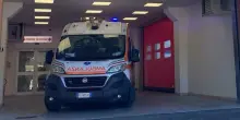 Auto in sorpasso travolge gruppo di ciclisti, donna di 41 anni muore sotto gli occhi del compagno