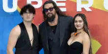 Jason Momoa a sopresa sul red carpet insieme ai figli: &laquo;Quando ho visto il mio Nakoa-Wolf a 16 anni sul set con Zendaya ho pianto&raquo;