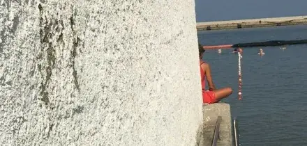 Trieste, bagnante sconfina tra i maschi: rissa al lido che separa uomini e donne. &laquo;Vivete nel Medioevo&raquo;