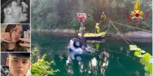Auto nel canale, cos&igrave; sono stati recuperati Lorenzo, Riccardo e Camilla intrappolati nell'abitacolo. Gli amici: &laquo;Lasciateci in pace, vogliamo piangere da soli&raquo;