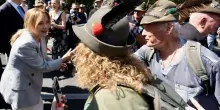Meloni dagli alpini: &laquo;Orgoglio nazionale&raquo;. E Trump attacca ancora: &laquo;Italia, cos&igrave; non va bene&raquo;
