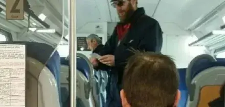 Ragazzo disabile ustionato sul treno: &laquo;Gel disinfettante incendiato con l'accendino da un 17enne&raquo;. L'ombra del bullismo