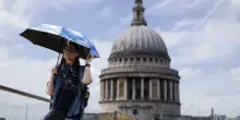 Caldo estremo in Gb, emesso avviso di &laquo;pericolo di vita&raquo;: scuole chiuse, treni cancellati, strade a rischio