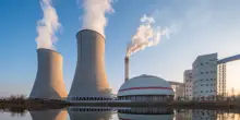 Caldo estremo in Francia, fermata una centrale nucleare: l'acqua del fiume che raffredda il reattore tocca i 30 gradi