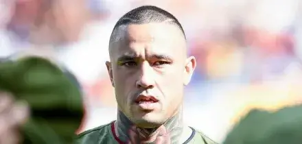 Radja Nainggolan sfreccia in auto senza patente: passa con il rosso e sfiora un'auto della polizia. Poi si difende: &laquo;Mia figlia stava male&raquo;