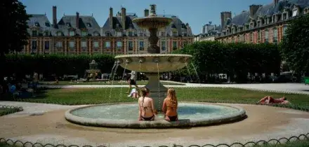 Caldo Francia, emergenza senza precedenti: l'allerta rossa in 58 dipartimenti, i 40 morti e le chiusure anticipate dei musei