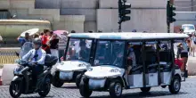 L?invasione delle golf-car soffoca il centro di Roma. &laquo;Si segua l'esempio di Firenze con il blocco messo dalla Regione&raquo;