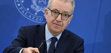 Fingono di essere Alfredo Mantovano per truffare alcuni imprenditori, la Presidenza del Consiglio avvisa: "Messaggi falsi"