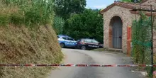 Omicidio Camaiore, uccide a colpi di fucile la moglie e il figlio, poi si barrica sul tetto di casa. La tragedia in Versilia